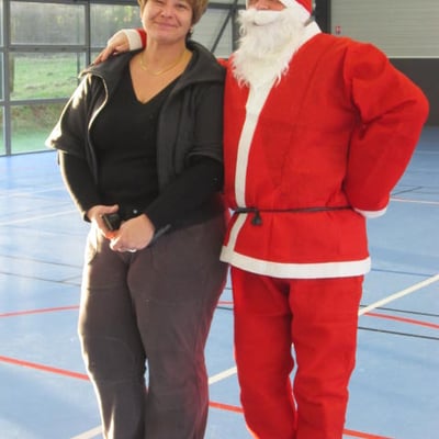 À vous de trouver qui se cache derrière le costume du Père Noël.