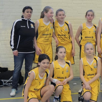 Équipe Benjamines et leur coach Valérie HALEINE