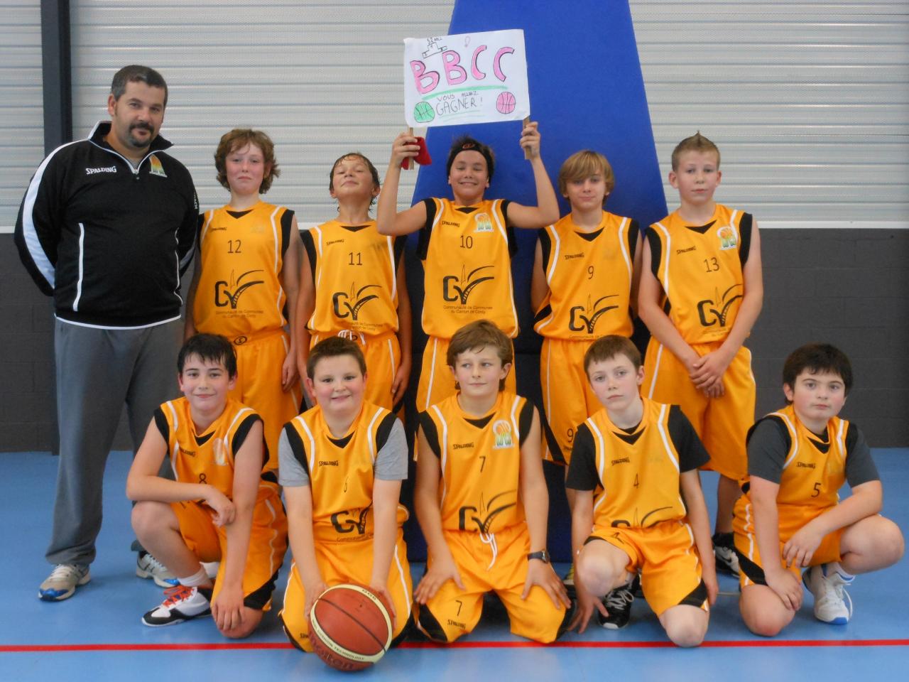 Équipe Benjamins avec leur coach Fred. DELAHAYE