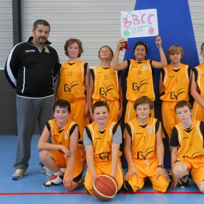 Équipe Benjamins avec leur coach Fred. DELAHAYE