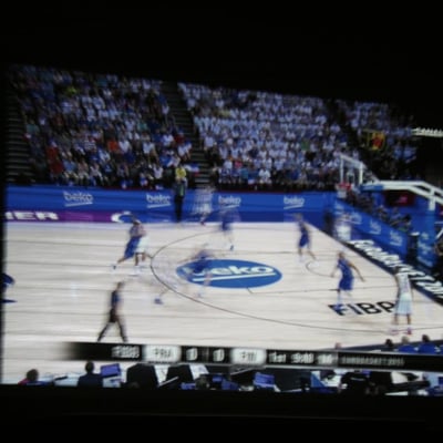 Projection sur le mur du gymnase.