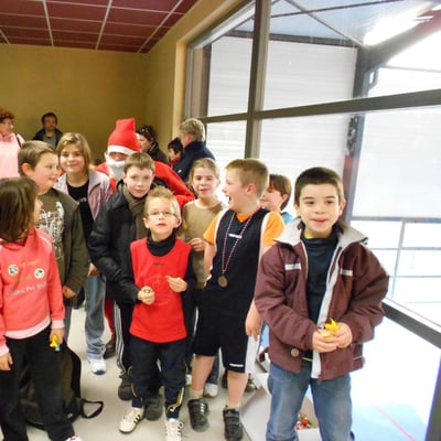 Les enfants du club autour du Père Noël