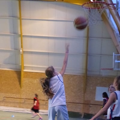 Marie attaque le panier !